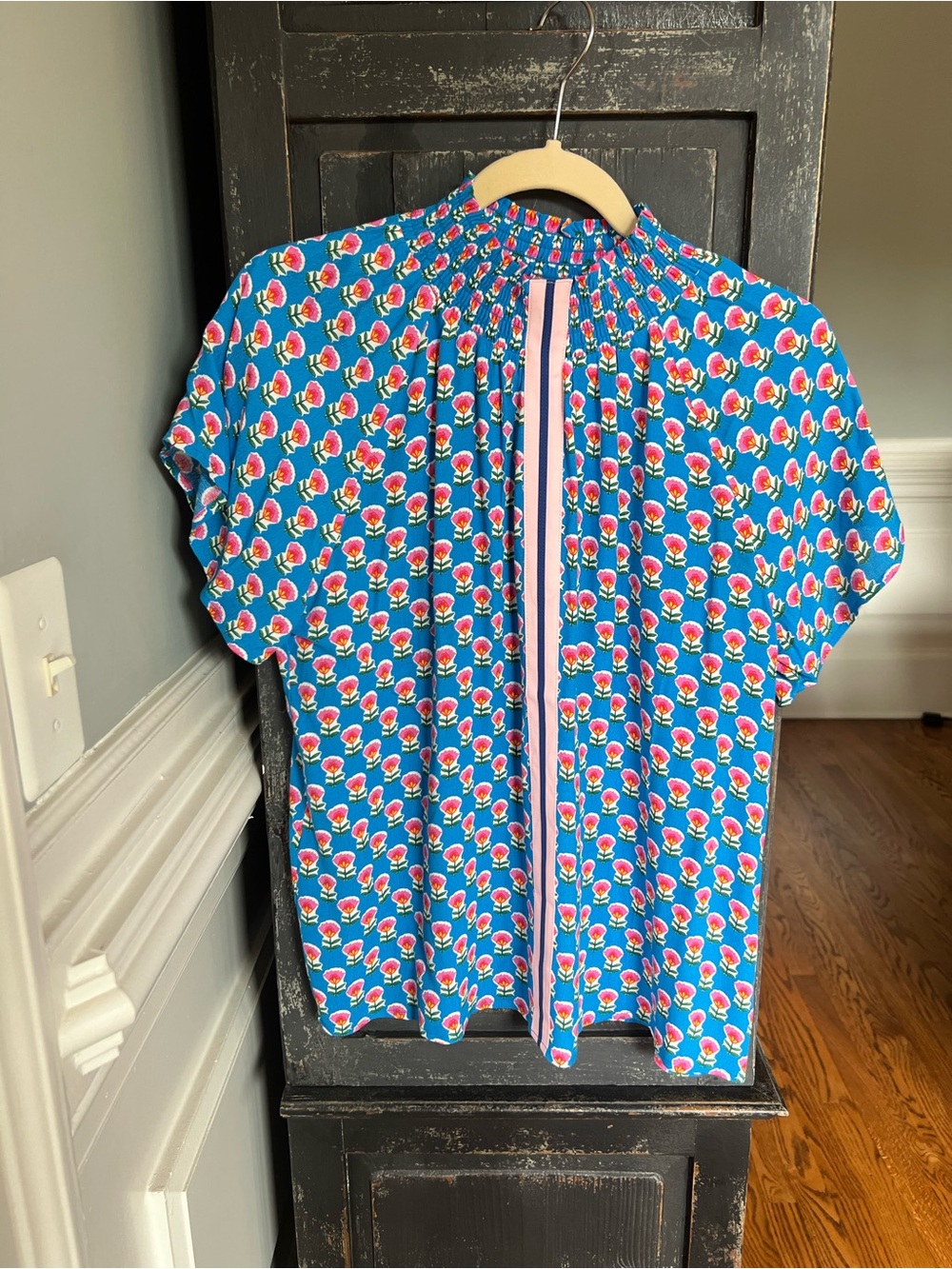 THML Blue Floral Smocked Short Sleeve Top with Pink/Blue Placket Sz M